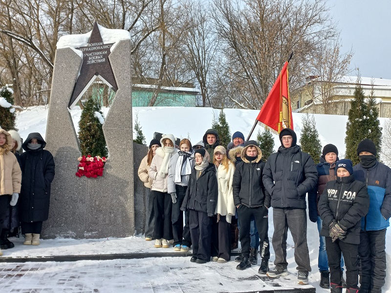 Митинг у мемориала памяти погибших в локальных войнах и боевых конфликтах.